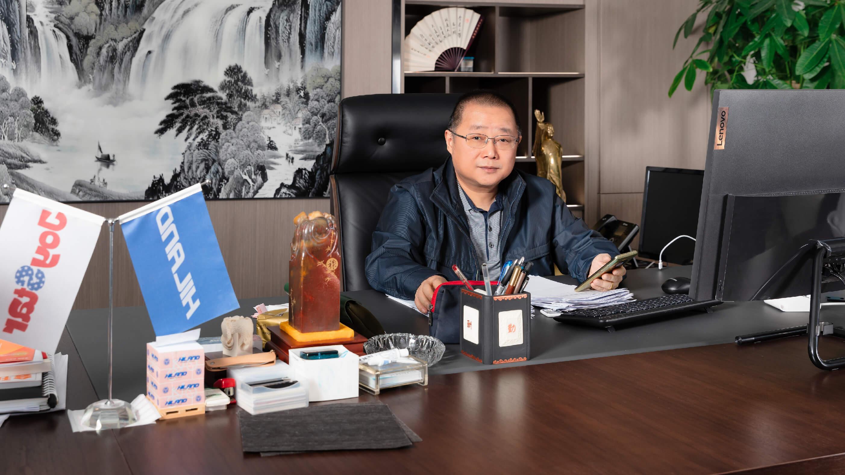 <br />李政：久祺核心创始人之一，<br /> 久祺股份有限公司董事长，<br />中国自行车协会常务理事，<br /> 浙江自行车协会副理事。 <br />久祺的稳健发展，离不开正确的经营方针和理念，李政董事长始终强调在工作中严格遵循速度、质量、创新、安全、规模、效率六大方针，秉持诚信为本、以义待人、利取正途的经营理念。这些方针和理念始终伴随着公司的持续发展，并逐步内化为每位员工的核心价值观，激励员工保持坚韧不拔的工作态度。